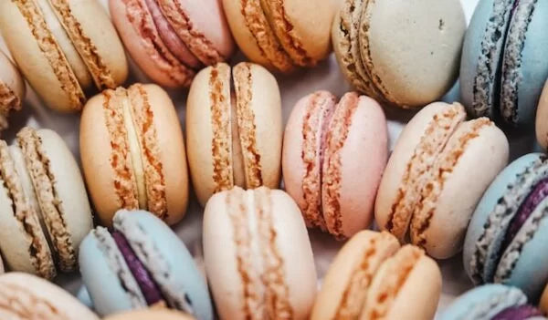Colorful French macarons arranged in a circle, symbolizing irresistible sweet cravings and the challenge of sugar addiction.
